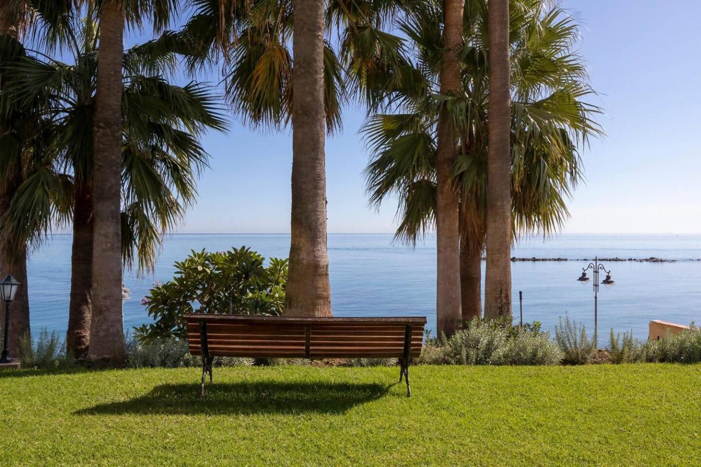Stunning Apartment 50 Meters From The Sea بينالماذينا المظهر الخارجي الصورة